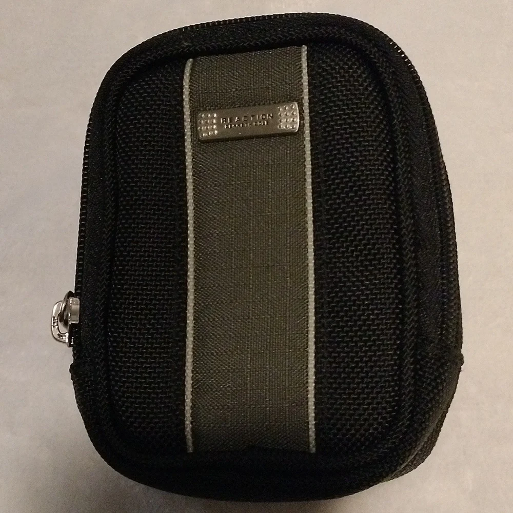 Reaction Kenneth Cole small Camara bag